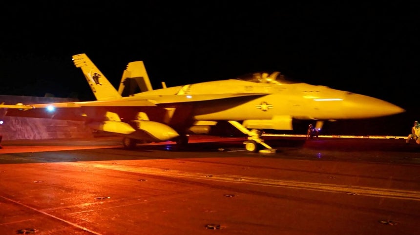 米中央軍（CENTCOM）がイランの軍事目標に対する空爆を実施した1日（現地時間）、米軍機が離陸している。［ロイター＝聯合ニュース］