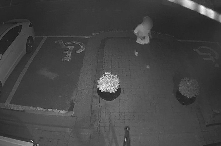 「置き配」の手口で購入した麻薬を受け取るためマンションに入るA。［写真 ソウル警察庁］