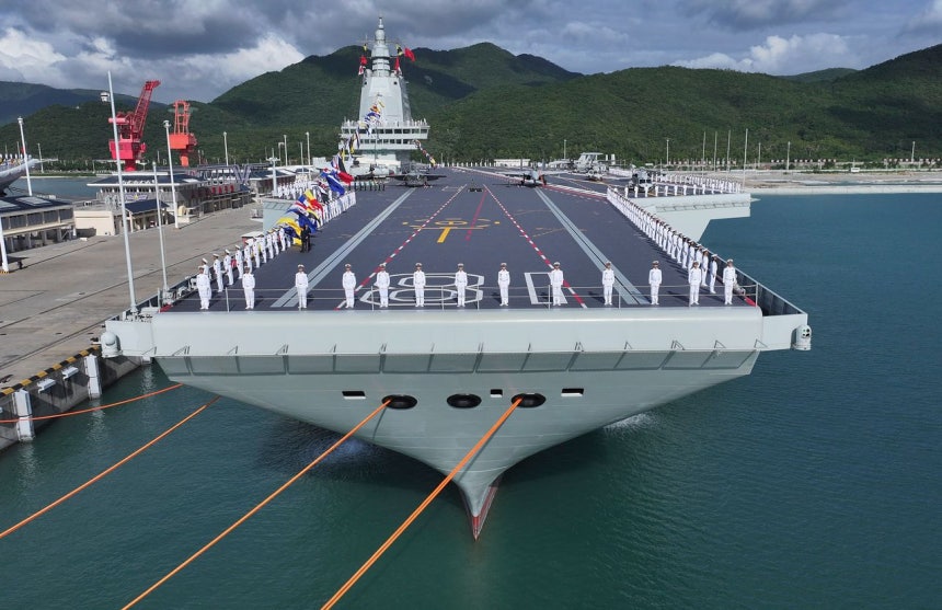 2025年11月5日、中国海南省三亜市の海軍基地で、中国3隻目の空母で初めて電磁式カタパルトを搭載した「福建」の就役式が行われた。1日、台湾国防部は最近、中国による台湾周辺の封鎖訓練が強化されているとする中国軍の軍事力報告書を発表した。新華社＝聯合ニュース