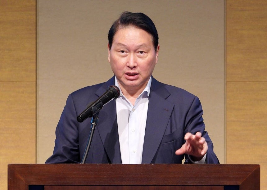 大韓商工会議所会長を務めるSKグループの崔泰源会長が8月31日に仙台で開かれた第15回韓日商工会議所会長団会議で開会あいさつをしている。［写真 ニュース1］