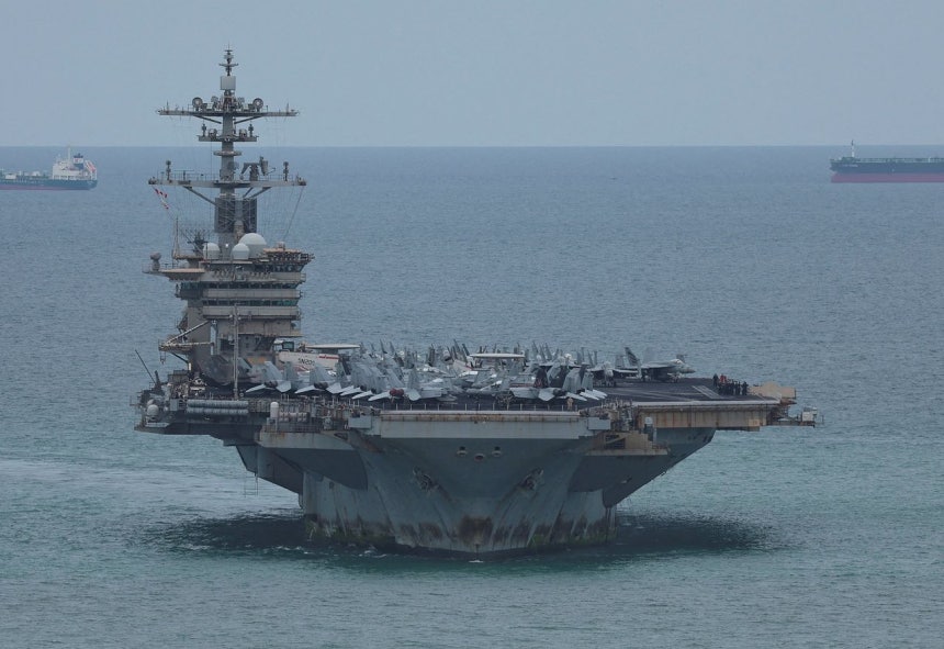 2日（現地時間）、タイ・チョンブリー県で米海軍のニミッツ級空母「USSエイブラハム・リンカーン」が中東での長期間の派兵任務を終えて休息を取るために停泊しようと港に向かっている。ロイター＝聯合ニュース