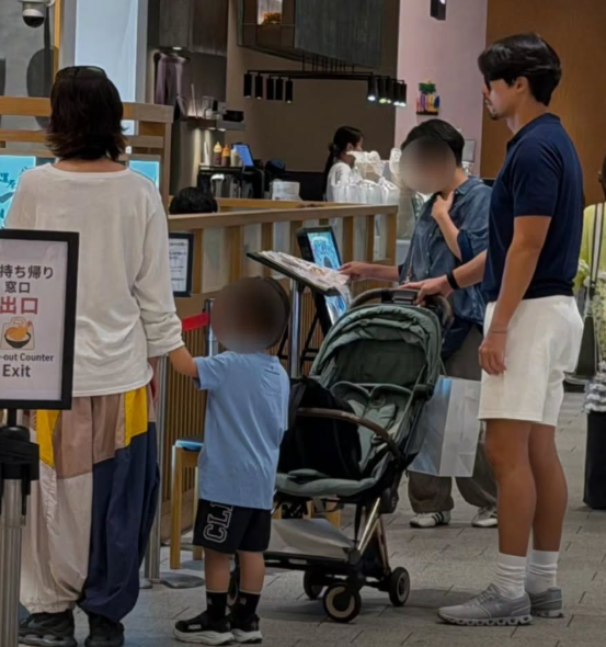  東京を家族旅行中のヒョンビン＆ソン・イェジン家族。［写真 SNS］