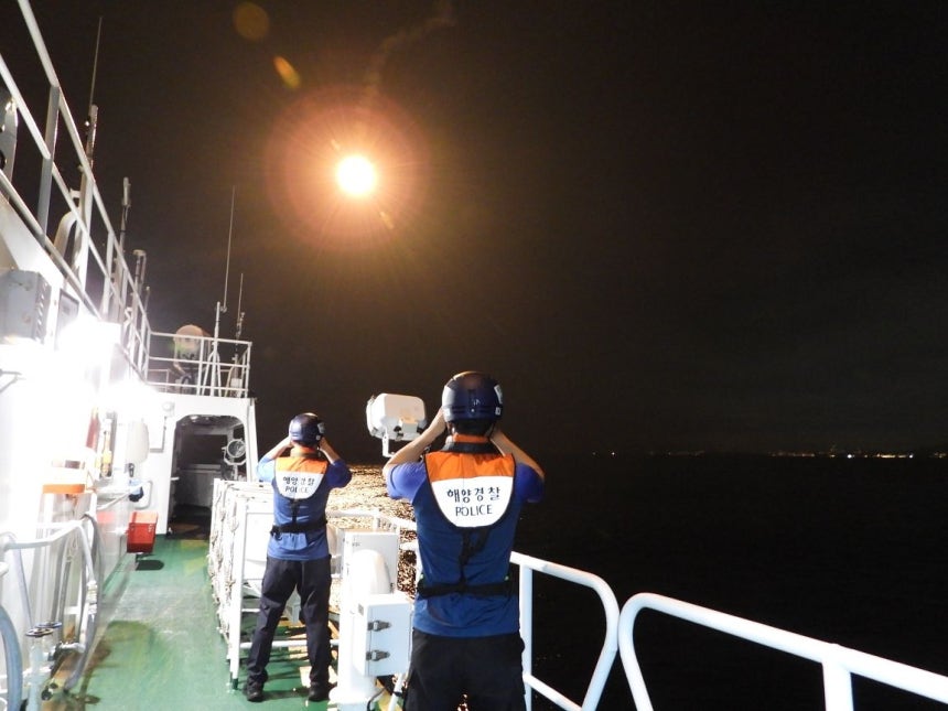 釜山沖で2日に発生したタグボート転覆事故で船員6人が行方不明となった中、釜山海洋警察が3日、照明弾を打ち上げながら夜間捜索を行っている。［聯合ニュース］