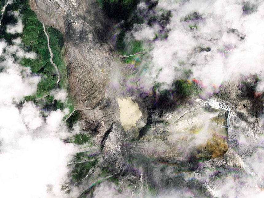   崩壊から2日後のネパール高山地帯の様子を捉えた衛星写真。［AFP＝聯合ニュース］