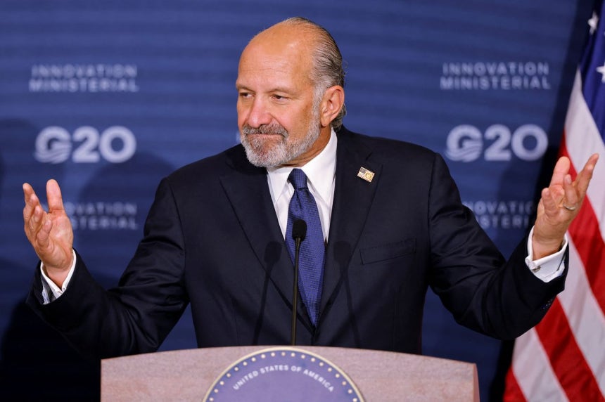 ハワード・ラトニック米商務長官がノースカロライナ州チャペルヒルで開かれた主要20カ国・地域（G20）イノベーション担当相会議で記者会見している。ロイター＝聯合ニュース