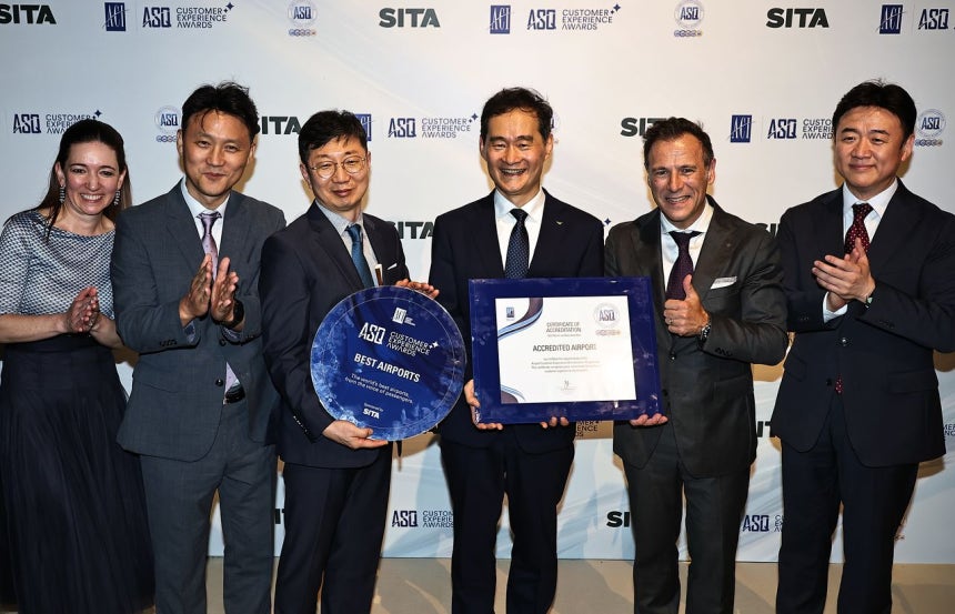 仁川国際空港公社のキム・ボムホ社長代行（左から4人目）が2日にトルコのイスタンブールで開かれた第8回世界的顧客経験サミット授賞式で賞牌を持ち上げて見せている。［写真 空港写真記者団］