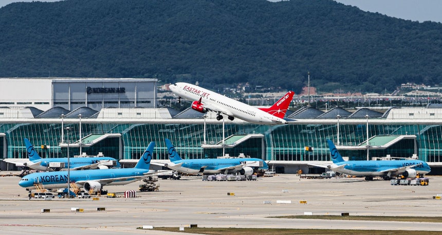 仁川（インチョン）空港の滑走路から旅客機が離陸している。中央日報