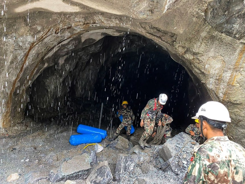 2日（現地時間）、ネパールのある水力発電所の現場で、ネパールの救助隊が行方不明者の捜索作業を行っている。UPI＝聯合ニュース