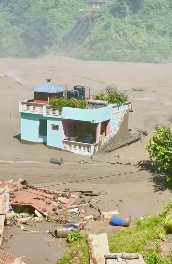 ネパール大洪水で周辺の建物が被害を受ける中、これに耐え抜いた緑色の家1軒がオンラインで話題になっている。［写真 SNS］