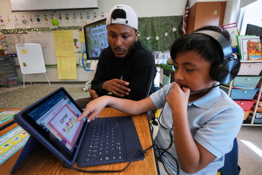 米デトロイトのある小学校で、生徒がデジタル機器を使って授業を受けている。AP＝聯合ニュース