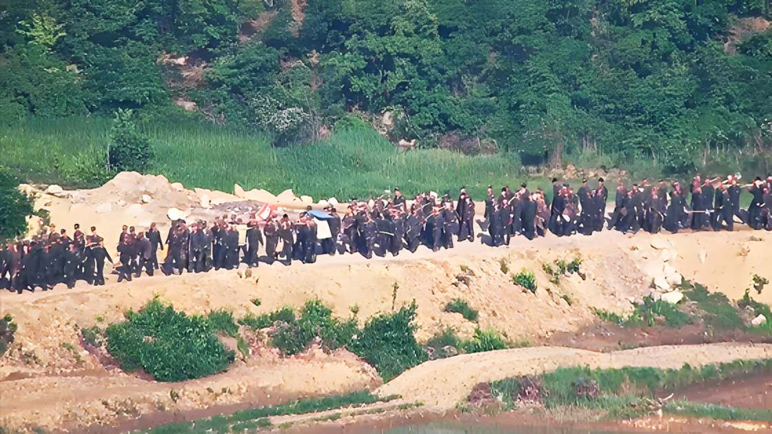 前線地域に大規模な兵力を投入し、作業を進めている北朝鮮軍。［合同参謀本部］