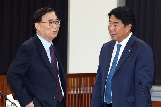 韓国与党「共に民主党」の李奇憲（イ・ギホン）議員（右）と国家情報院の李鍾奭（イ・ジョンソク）院長が昨年11月24日、ソウル汝矣島（ヨイド）の国会で開かれた情報委員会全体会議で話をしている。チャン・ジニョン記者