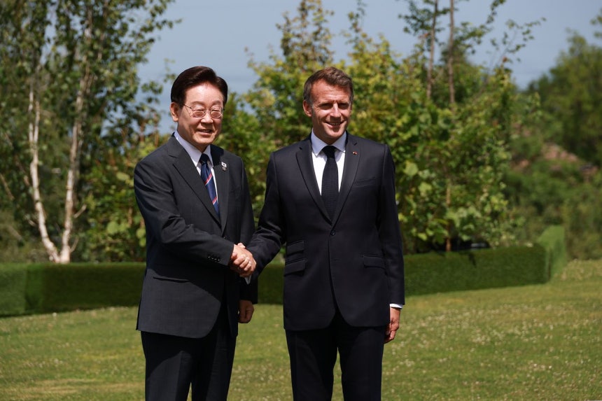 韓国の李在明（イ・ジェミョン）大統領とエマニュエル・マクロン仏大統領が6月16日（現地時間）、エビアンレバンで開かれた主要7カ国（G7）首脳会議の招待国歓迎行事で記念撮影をしている。ニュース1
