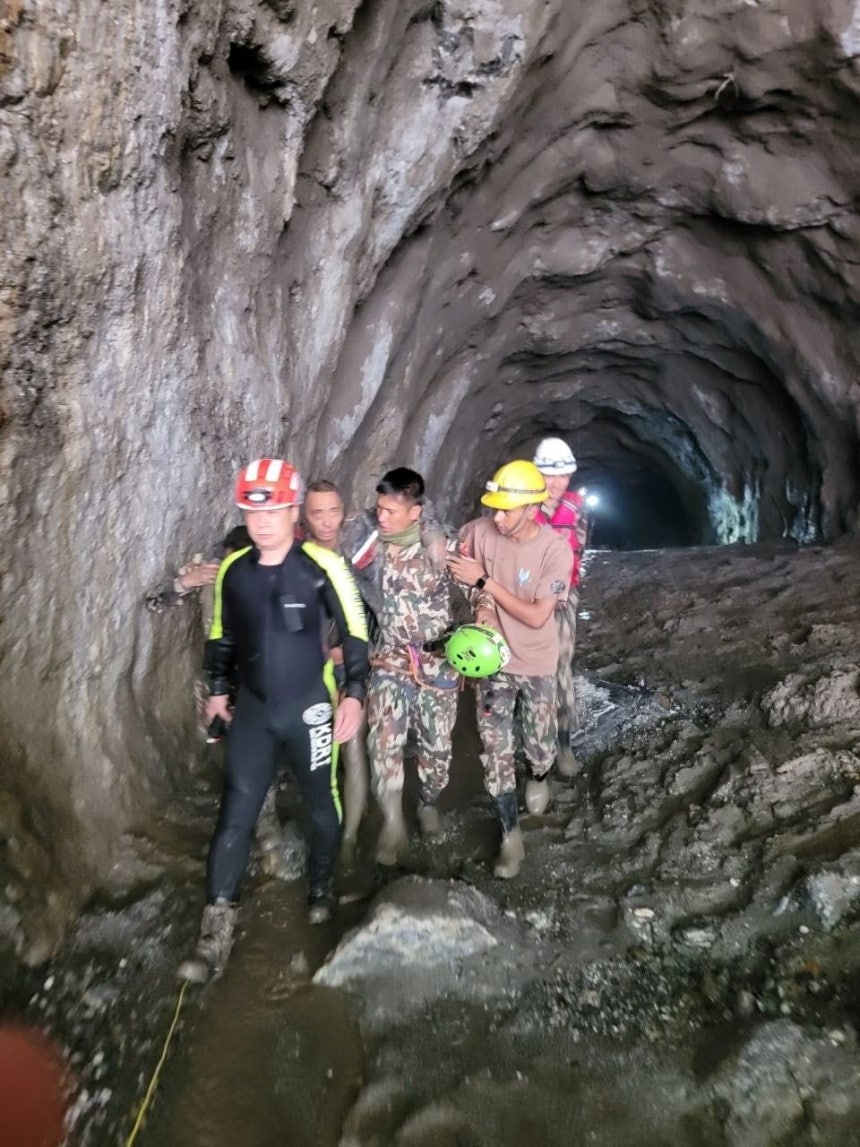 韓国海外緊急救護隊（KDRT）が、大洪水の発生から11日目の5日（現地時間）、ネパール側と協力し、行方不明の韓国人9人が働いていた水力発電所のトンネルから中国人男性を救助している。［写真 外交部］