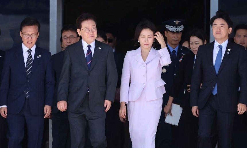 フランスを国賓訪問する韓国の李在明（イ・ジェミョン）大統領が6日、ソウル空港に見送りに来た与党「共に民主党」の金民錫（キム・ミンソク）代表（左）らと共に空軍1号機に向かっている。李大統領はこの日、X（旧ツイッター）を通じて「重い足取りだが、国益と未来世代のための外交的使命も揺らぐことなく果たす」と明らかにした。チョン・ミンギュ記者