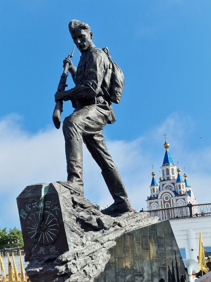 ロシア極東のハバロフスクで除幕式が行われた戦争記念碑。［X キャプチャー］