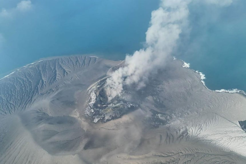  噴煙を上げているアナク・クラカタウ火山。［AP＝聯合ニュース］