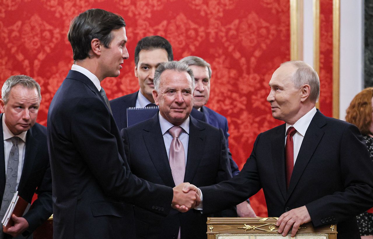 5日（現地時間）、ロシア・モスクワのクレムリンで、ウラジーミル・プーチン露大統領（右）がドナルド・トランプ米大統領の特使スティーブ・ウィトコフ氏（中央）、トランプ氏の娘婿ジャレッド・クシュナー氏と会談している。タス＝聯合ニュース