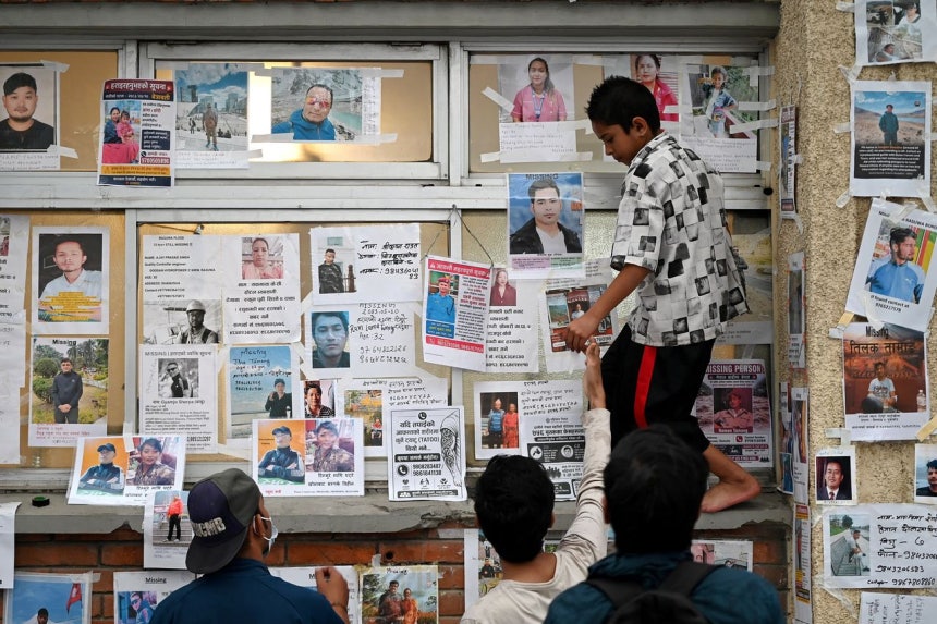 1日（現地時間）、ネパール・カトマンズのトリブバン大学病院の壁に、最近発生した大洪水で行方不明になった人々の写真と身元情報が貼られている。［ロイター＝聯合ニュース］