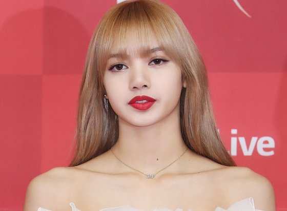 ガールズグループBLACKPINK（ブラックピンク）のメンバー、リサ。［中央フォト］