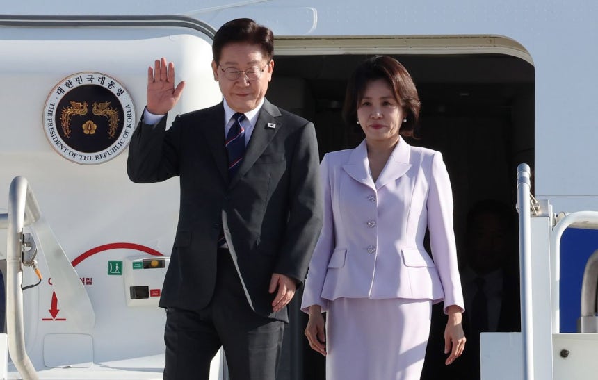フランスを国賓訪問中の李在明（イ・ジェミョン）大統領と金恵景（キム・ヘギョン）夫人が6日（現地時間）、仏ニースのコート・ダジュール空港に到着した空軍1号機からあいさつしている。 ［青瓦台写真記者団］
