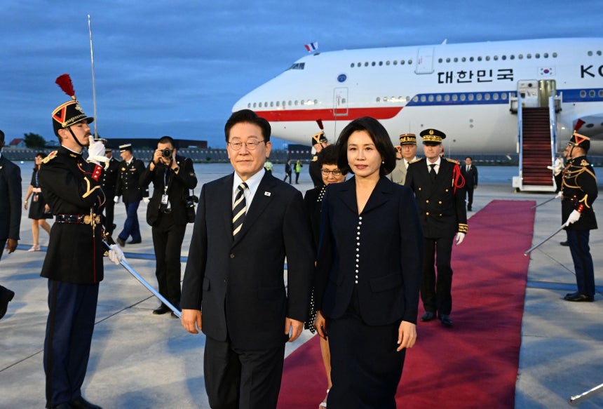 フランスを国賓訪問している韓国の李在明（イ・ジェミョン）大統領と金恵景（キム・ヘギョン）夫人が7日（現地時間）、フランス・パリのオルリー空港に到着し、儀典車両で移動している。聯合ニュース