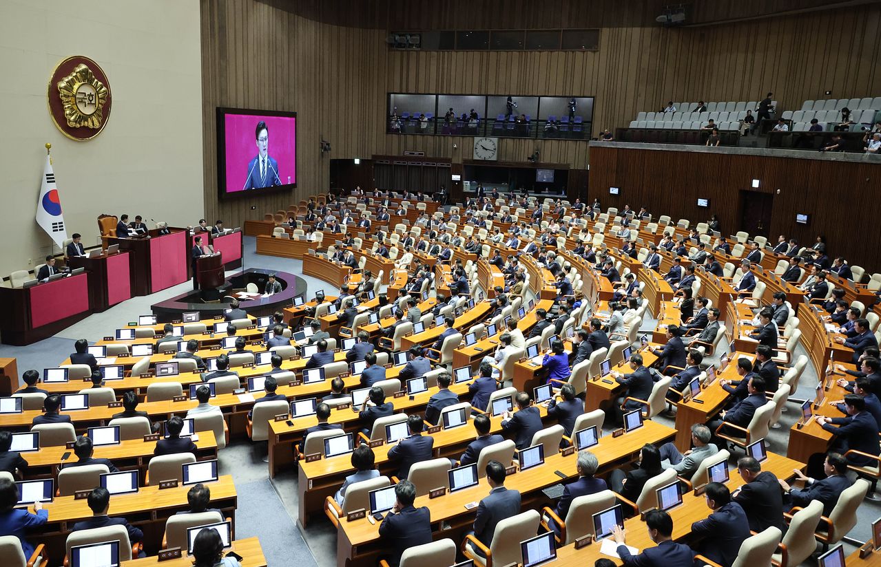   共に民主党の金民錫（キム・ミンソク）代表が演説中の国会本会議場。イム・ヒョンドン記者