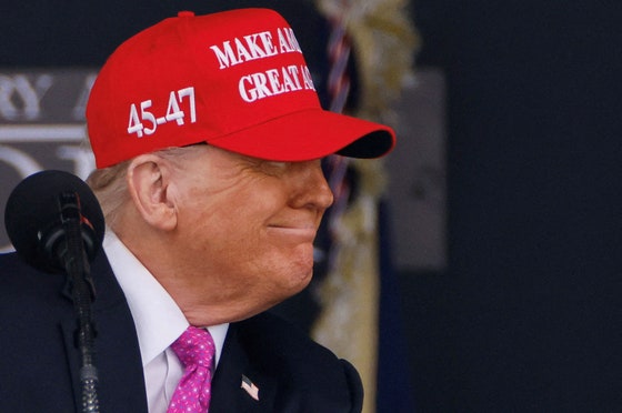 昨年5月24日、米ニューヨーク州ウェストポイントにある陸軍士官学校の卒業式に、「MAGA」の帽子をかぶって出席したドナルド・トランプ米大統領。［ロイター＝聯合ニュース］