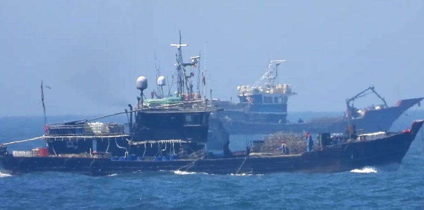 5月8日午後、仁川白翎島（ペクリョンド）沖で違法操業をしていたところ韓国海洋警察に拿捕された中国漁船 ［聯合ニュース］