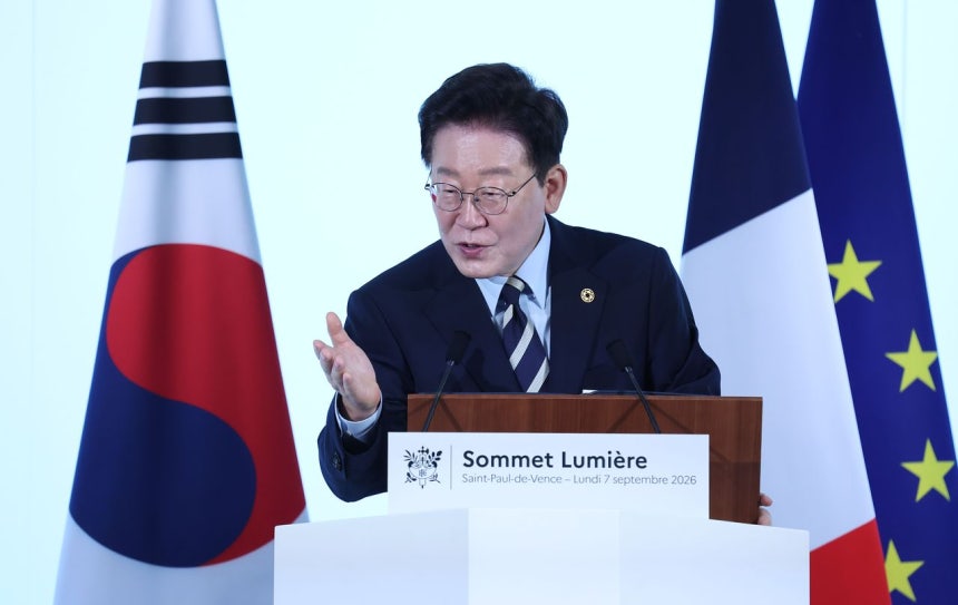 韓国の李在明（イ・ジェミョン）大統領が7日（現地時間）、エマニュエル・マクロン仏大統領が出席する中、フランス南部サンポール・ド・ヴァンスのマーグ財団で開かれた国際映画・映像分野の首脳会議「リュミエール・サミット」で開幕の演説をしている。サンポール・ド・ヴァンス＝チョン・ミンギュ記者