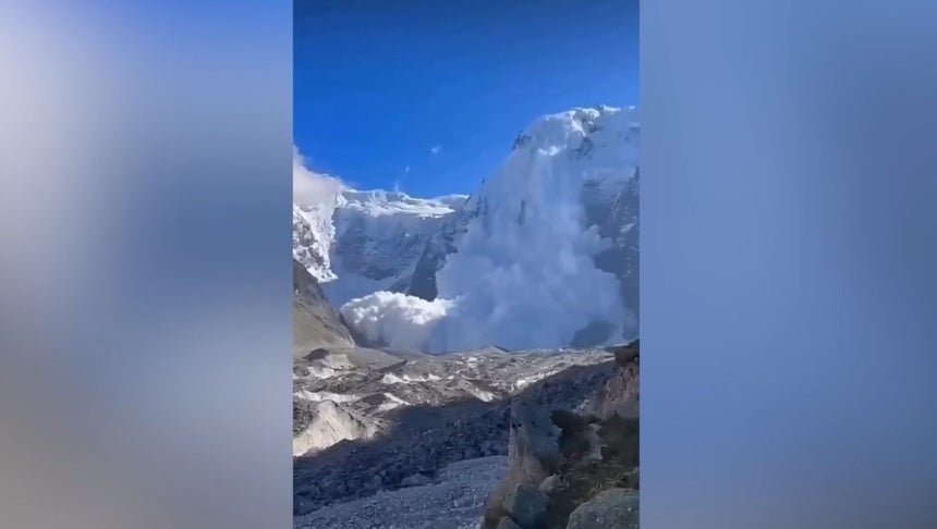  カフカス山脈の雪崩発生当時の映像。［写真 テレグラム キャプチャー］