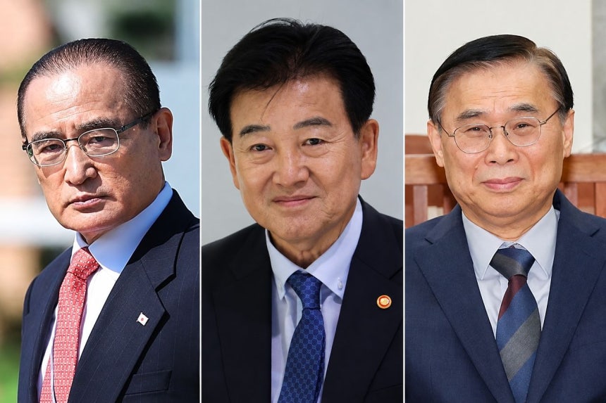 左から青瓦台（チョンワデ、大統領府）の魏聖洛（ウィ・ソンラク）国家安保室長、鄭東泳（チョン・ドンヨン）統一部長官、李鍾奭（イ・ジョンソク）国家情報院長。聯合ニュース