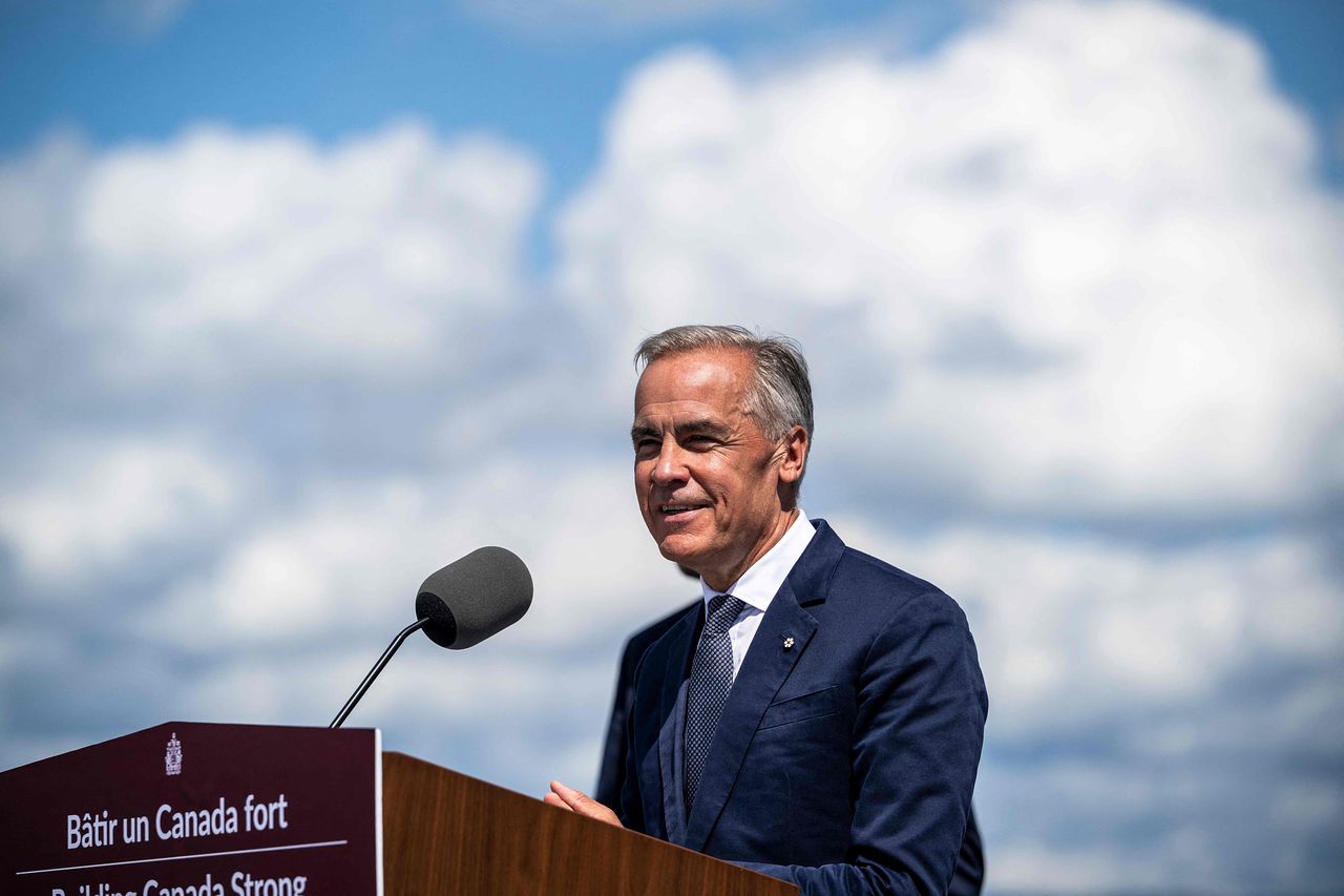   米国との貿易紛争について演説するカナダのカーニー首相。［写真 AFP＝聯合ニュース］