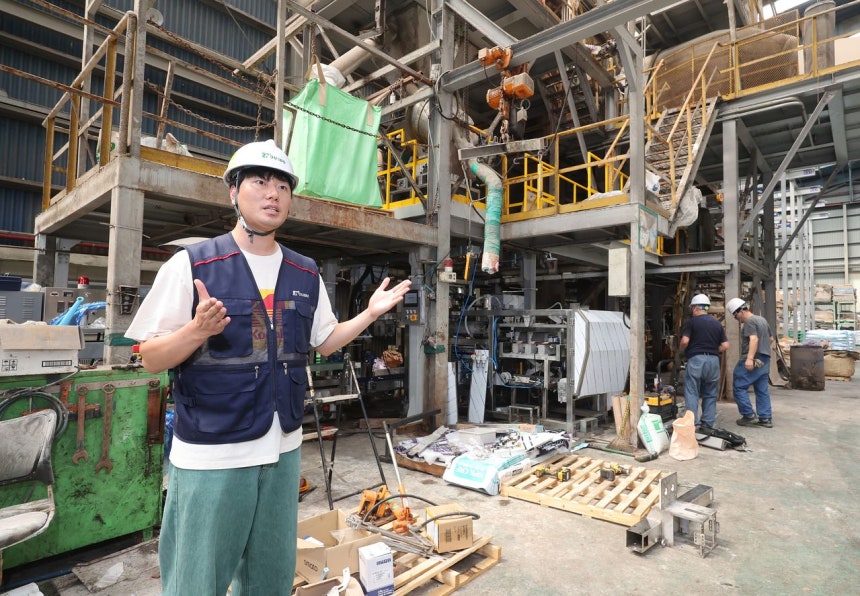  肥料生産企業ヌーボの関係者が蔚山工場で増設が進む生産ラインを紹介している。ソン・ボングン客員記者