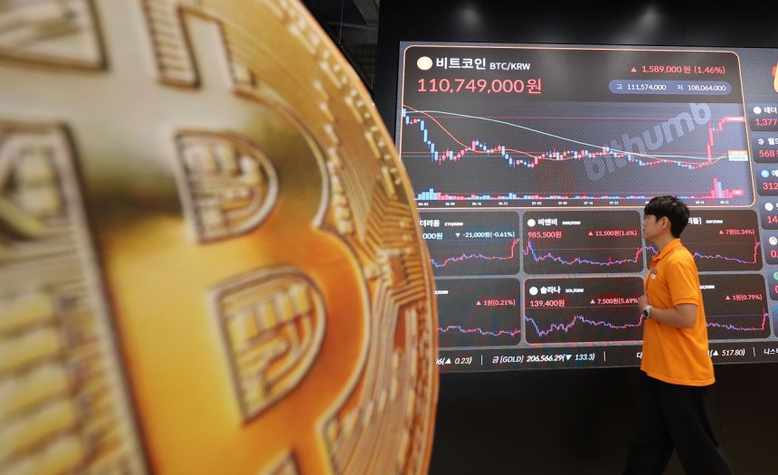 ビットコインが久々に強い上昇の兆しを続けている25日、ソウルのビットサムラウンジのモニターにビットコイン相場が表示されている。最近ビットコインをはじめとする主要暗号資産が上昇の流れに乗り主要企業もビットコインを再び買収し始めた。［写真 ニュース1］