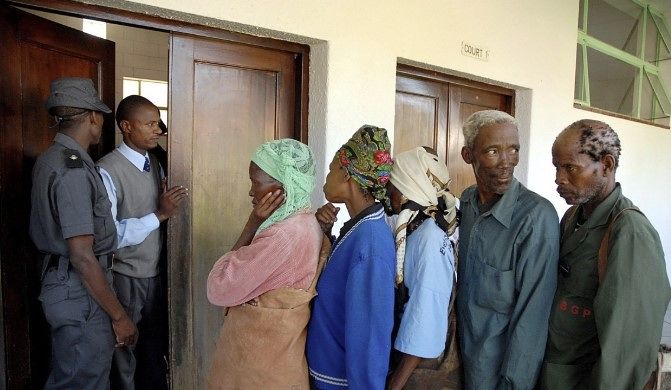 ボツワナのロバツェ高等裁判所の外で判決を待つ地元住民ら。写真は記事とは関係ありません。［EPA＝聯合ニュース］