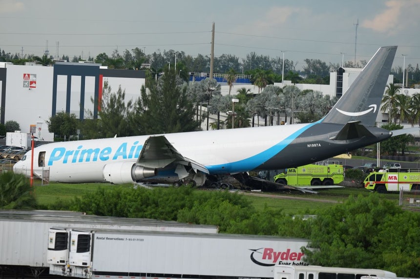 6日（現地時間）、マイアミ国際空港でアマゾンの貨物機が着陸中に滑走路を逸脱し、5人が死亡する事故が発生した。［AP］