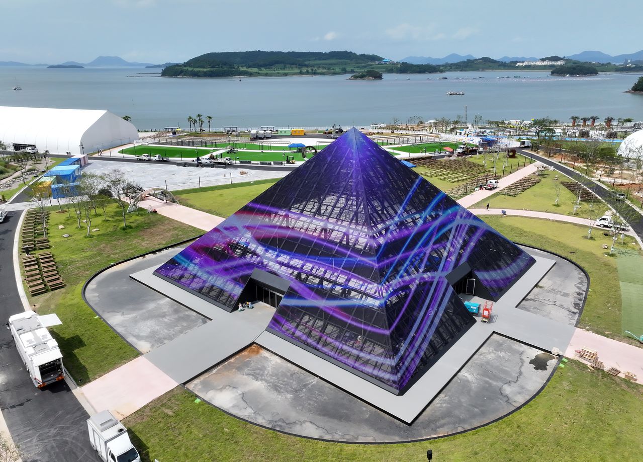 光州（クァンジュ）特別市・麗水（ヨス）の鎮毛（チンモ）地区メイン会場にあるテーマ島の外壁にメディアファサードが映し出されている。聯合ニュース