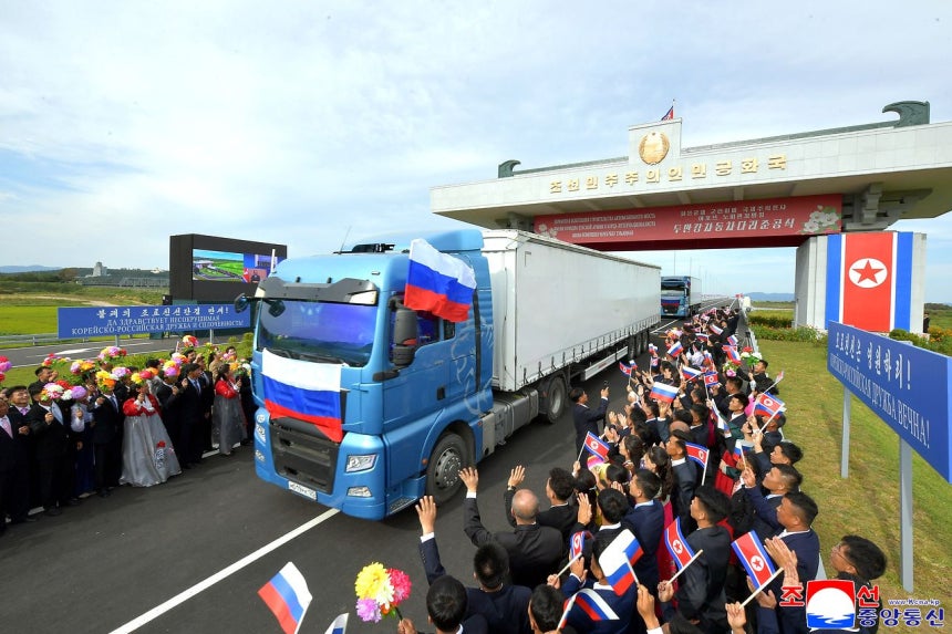 朝鮮中央通信は8日、北朝鮮とロシアの国境都市、北朝鮮の羅先市とロシアのハサンを結ぶ豆満江自動車橋が竣工したと報じた。 ［聯合ニュース］