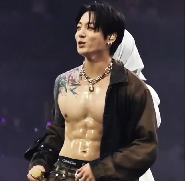   SoFiスタジアムを熱狂させたBTSジョングクの鍛え上げられた体。［SNS キャプチャー］