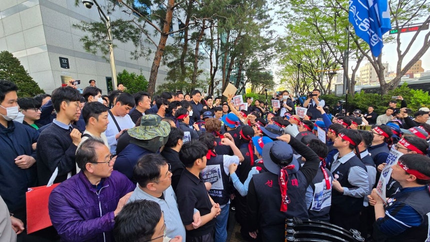 4月15日、全国金属労働組合がソウル瑞草区良才洞の現代自動車グループ本社前で、現代自動車グループに元請け交渉に応じることを求めて集会を開いた。集会には労組側の推計で約1000人の下請け労組組合員が集まった。この日、金属労組は元請けとの交渉要求案と抗議書簡を現代自動車グループに渡そうとした。 イ・スジョン記者