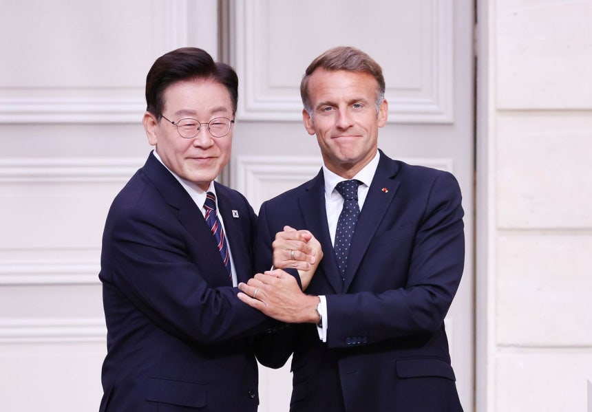 韓国の李在明（イ・ジェミョン）大統領が8日（現地時間）、フランス・パリのエリゼ宮で行われたエマニュエル・マクロン大統領との共同記者発表で、発言を終えて挨拶している。パリ＝チョン・ミンギュ記者