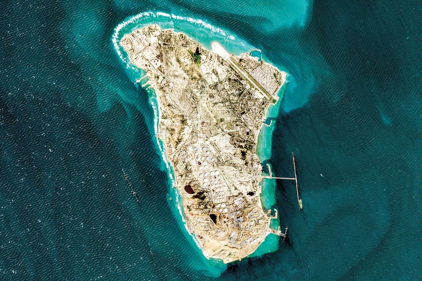 イランの原油輸出の主要拠点であるカーグ島の全景。［AFP＝聯合ニュース］