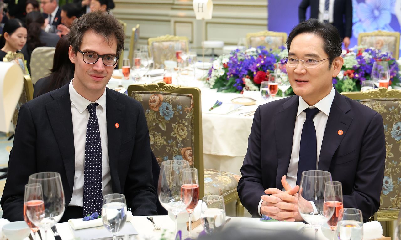 サムスン電子の李在鎔会長とミストラルAIのアルチュール・メンシュ会長が4月に青瓦台で開かれたフランス大統領国賓訪韓歓迎昼食会で対話している。［写真 ニュース1］