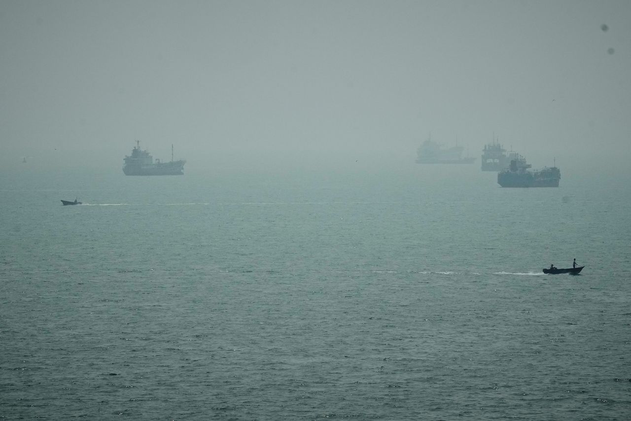 7日（現地時間）、イラン南部の港湾都市バンダルアッバスから眺めたホルムズ海峡で停泊する船舶 ［AP＝聯合ニュース］