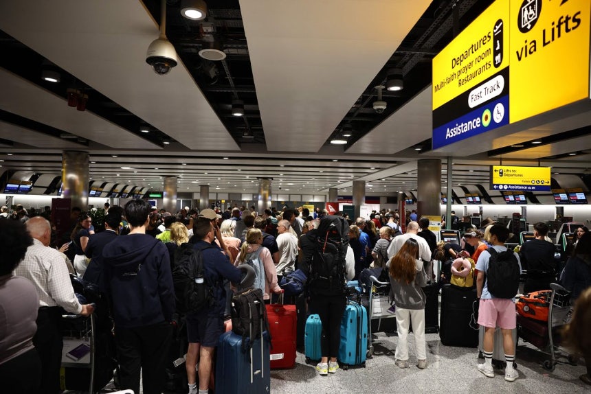 8日（現地時間）、英国で航空管制システムの問題による大規模な運航支障が発生する中、ロンドン西部のヒースロー空港第3ターミナルで、遅延に見舞われた乗客が手荷物を持って列に並んで待っている。AFP＝聯合ニュース