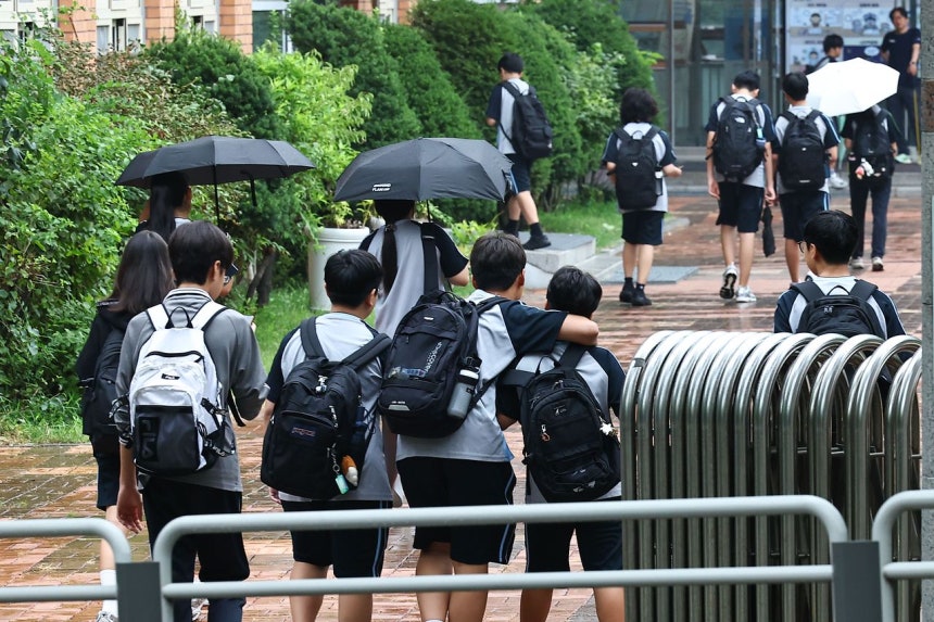 先月21日、ソウル市内の中学校に登校する生徒たち。キム・ジョンホ記者