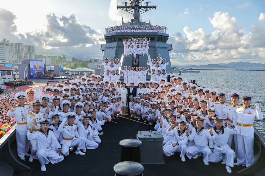北朝鮮が5000トン級の新型駆逐艦の2番艦「姜健」の就役式を開いたと、朝鮮労働党機関紙の労働新聞が7日報じた。金正恩国務委員長も就役式に出席し「『姜健』は朝鮮の誇りであり、意志であり、強靭な精神の結晶だ」と宣言した。［ニュース1］