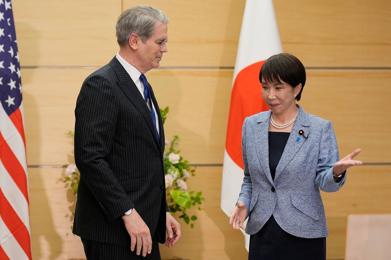  会談出席の準備をしている高市首相とベッセント財務長官。EPA＝聯合ニュース