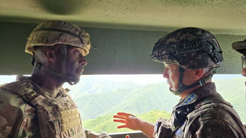 陳永承（チン・ヨンスン）合同参謀本部議長（右）とハビエル・ブランソン国連軍司令官・韓米連合軍司令官・在韓米軍司令官は9日、東部戦線のGPを訪問し、非武装地帯での作戦状況を確認した後、最前線の警戒作戦態勢を点検した。［写真 合同参謀本部］